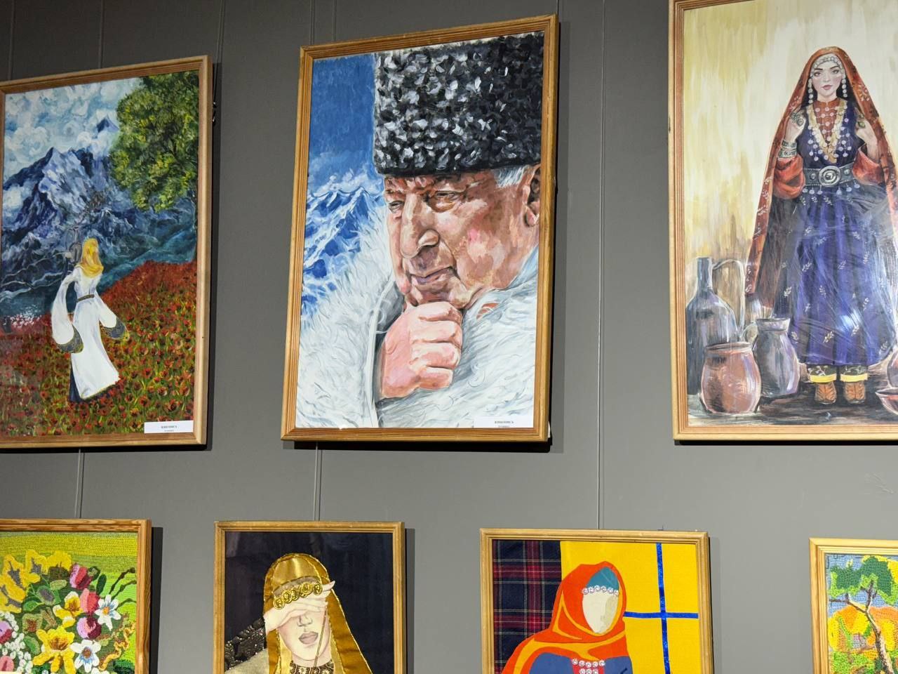 В Доме дружбы открылась выставка «Мир студенческого искусства»